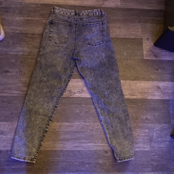 Jeans for sale ⚠️Cleaning out my closet⚠️ CHECK MY PAGE 4 GOOD DEALS⚠️⚠️⚠️⚠️ - Picture 2 of 3